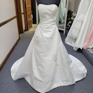EXCLUSIVE BRIDALS WHITE WEDDING DRESS